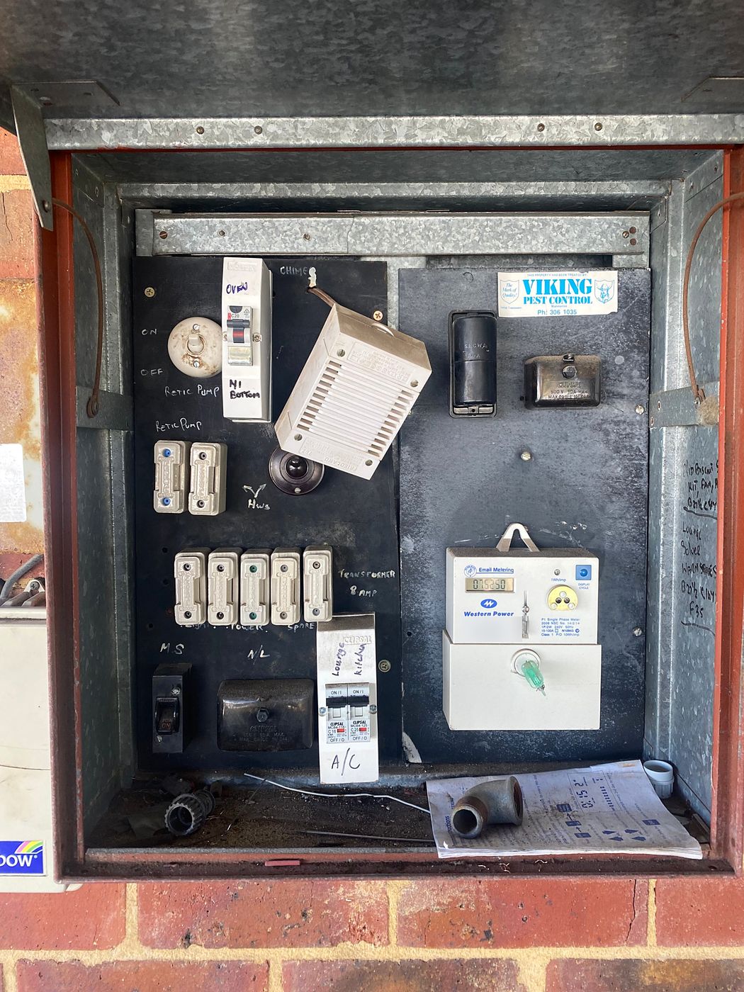 Old switchboard on an asbestos panel with rewireable fuses and no RCD protection